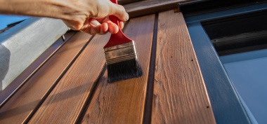 Poradnik malowania drewna: czy można używać farby do wnętrz do powierzchni zewnętrznych?